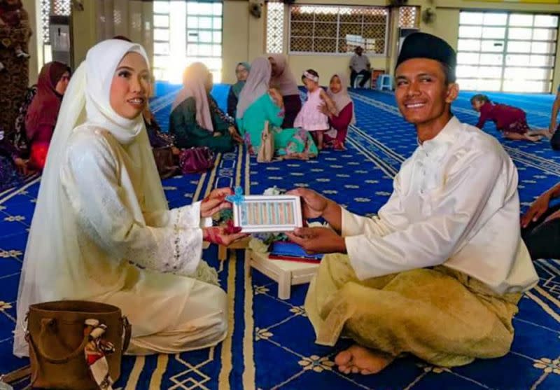 Happily wedded Zuraiha and Hafis tied the knot in August much to the disapproval of villagers and relatives. – Picture from Twitter/@AzuraOrkid