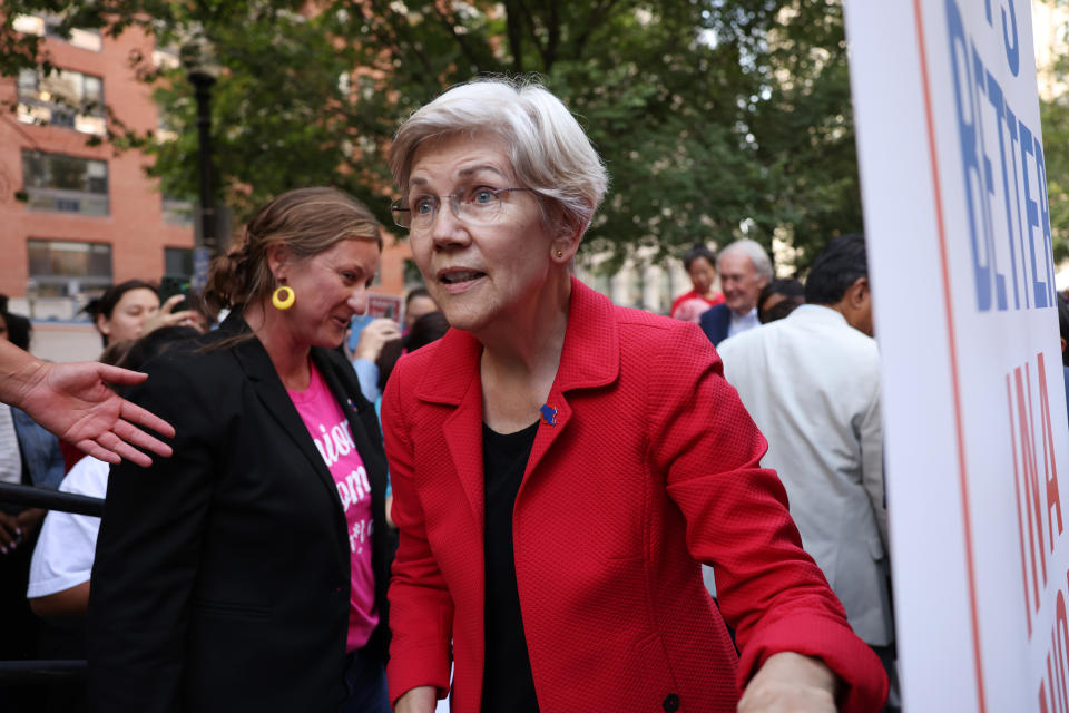 Boston, MA - 2 September: Senator Elizabeth Warren bersiap naik panggung selama Sarapan Hari Buruh Tahunan. (Foto oleh Jessica Rinaldi/The Boston Globe via Getty Images)