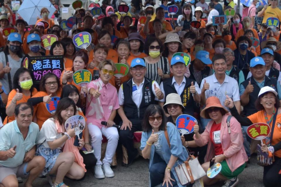 后里區公所舉辦蔬果產業文化「梨情蜜意．果香后里」，參加活動來賓及民眾十分踴躍，場面熱鬧萬分。（記者陳榮昌攝）