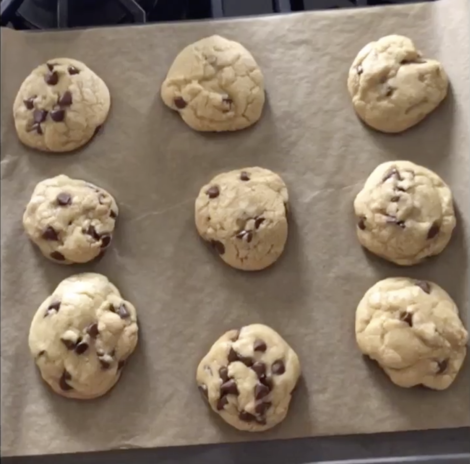 Lilian Kogan, 18, baked cookies for her elderly neighbors after communicating via Post-It notes on their windows. (Screenshot: Courtesy of Lilian Kogan)