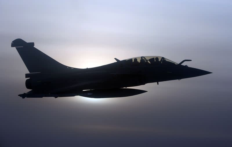 Foto dr archivo. Un caza Rafale francés demuestra la interceptación de un avión de transporte de la fuerza aérea belga mientras sobrevuelan Francia, 14 de enero, 2020. REUTERS/Johanna Geron