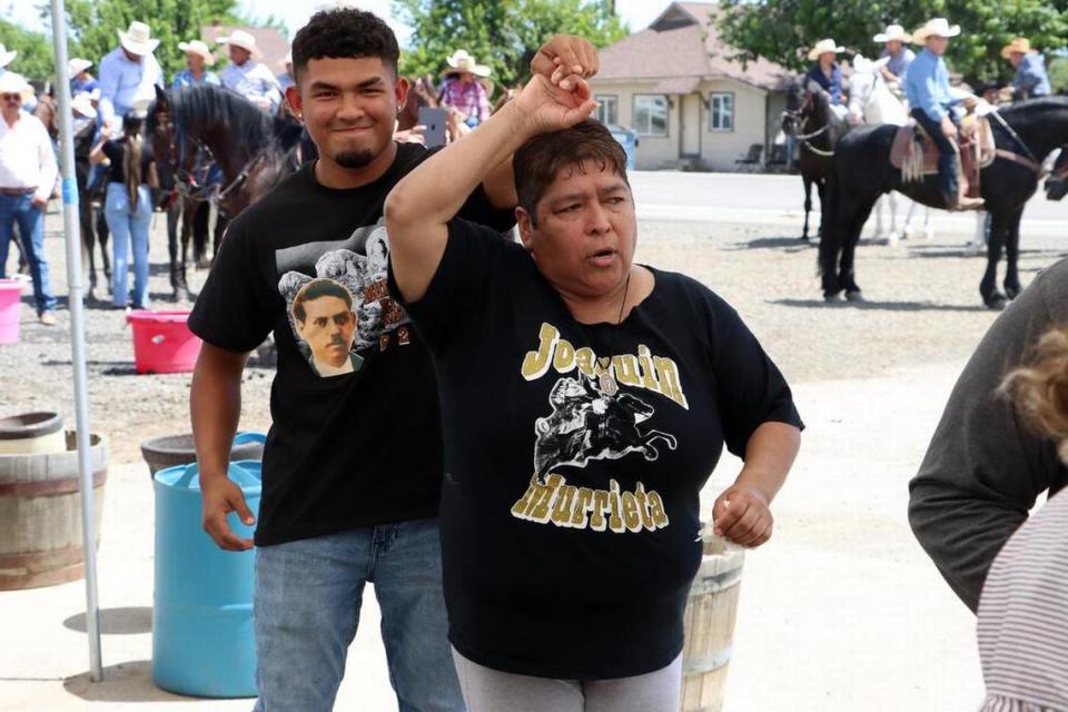 Leticia Fernández baila durante la 45ª Peregrinación Anual a Caballo Joaquín Murrieta en la Half Way Store, el 30 de julio de 2023.