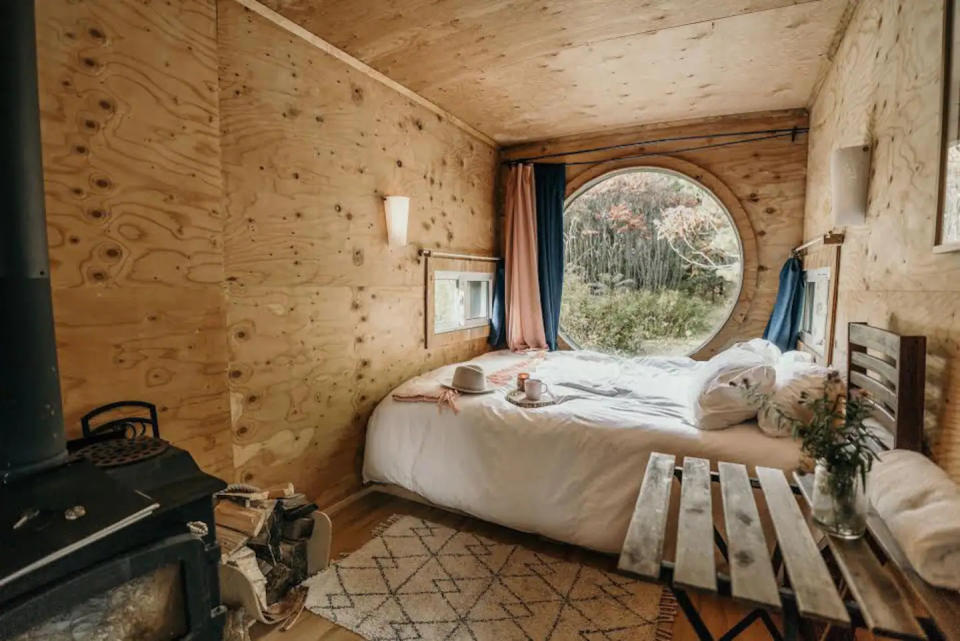 Cabin in the City, Ontario. Image via airbnb