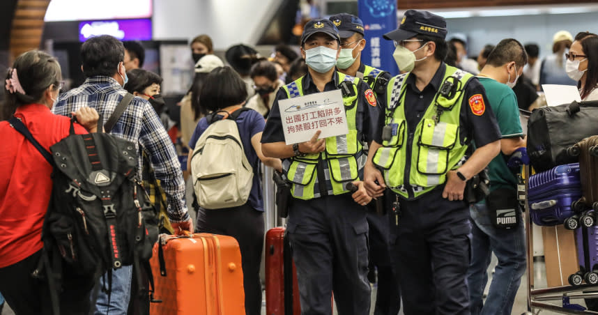 誘騙國人到海外執行詐騙工作的大本營已悄悄轉移，警方曾在機場舉牌提醒，希望國人不要受騙。（圖／翻攝畫面）