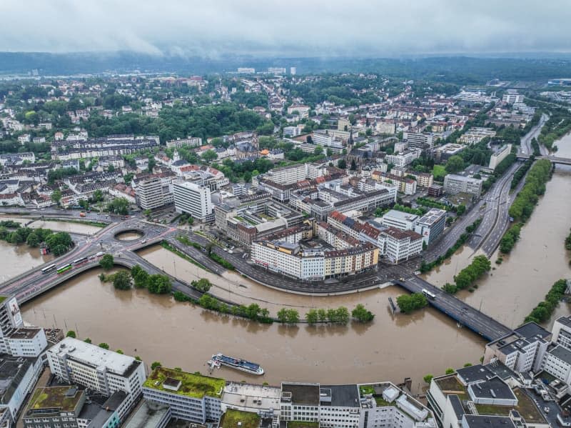 The A620 city highway is under water. Heavy continuous rain has caused multiple floods and landslides in Saarland. Laszlo Pinter/dpa