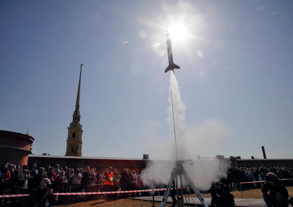 <p>Zahlreiche Einwohner St. Petersburgs schauen sich den Start einer Modell-Rakete zum 57. Jubiläum des ersten bemannten Weltraumflugs Juri Gagarins nahe der Peter-und-Paul-Kathedrale an. (Bild: AP Photo) </p>