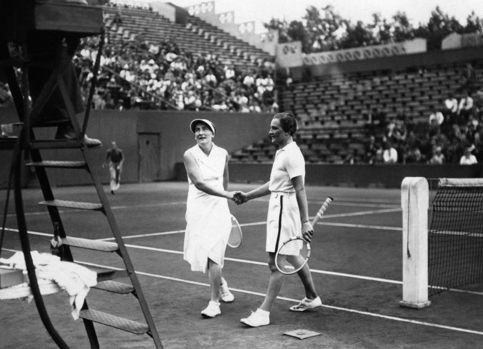 Helen Jacobs (à droite) et Simonne Mathieu (à gauche) lors de la finale du double dames des championnats de France de tennis au stade Roland Garros, en mai 1934. (Photo by AFP)