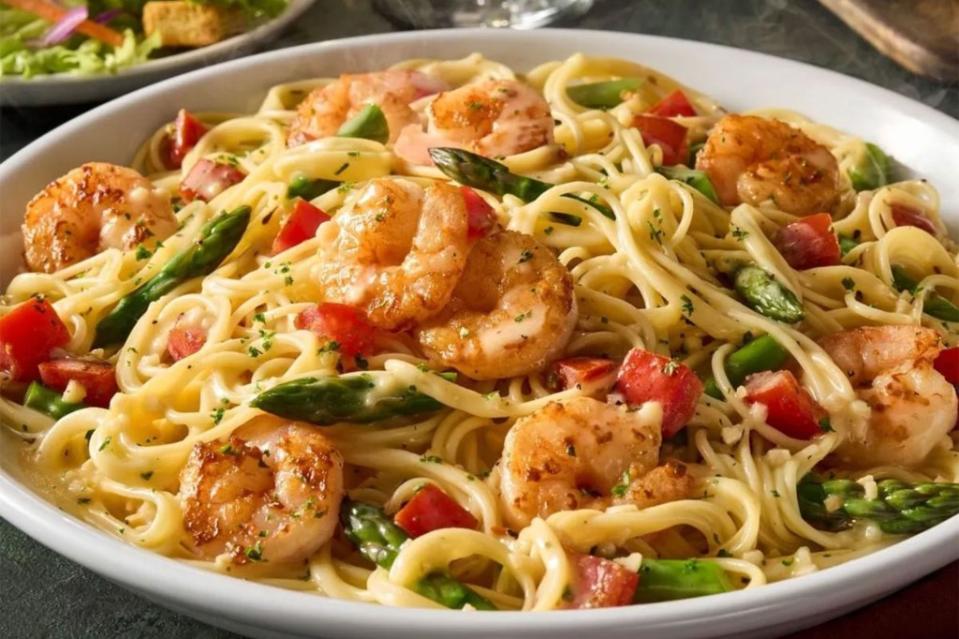 For more excitement — and definitely more protein — there’s the equally virtuous shrimp scampi. Olive Garden