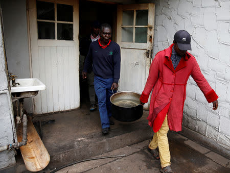 Workers prepare food for survivors of Cyclone Idai at a temporary shelter at a hotel in Chimanimani, Zimbabwe, March 23, 2019. REUTERS/Philimon Bulawayo