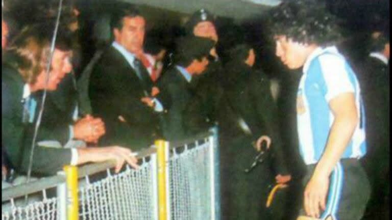 Una postal de 1977: Maradona, con apenas 17 años en la cancha de Boca y ante Hungría, recibe las instrucciones de Menotti