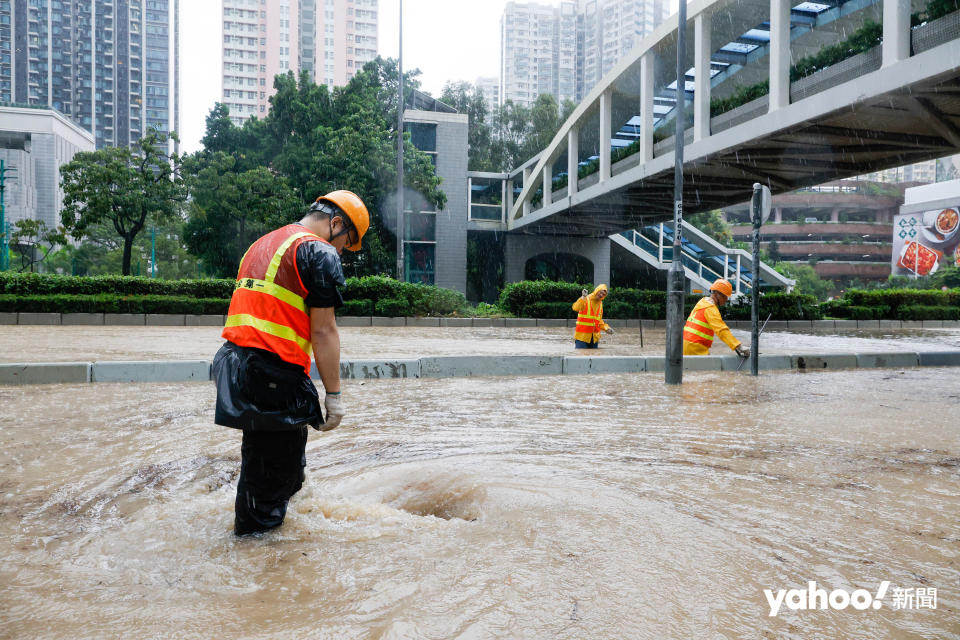 受世紀黑雨影響，黃大仙成為水浸重災區，黃大仙龍翔道一帶佈滿泥黃水，有工人持續施工搶修，洪水疏導時出現「漩渦」。