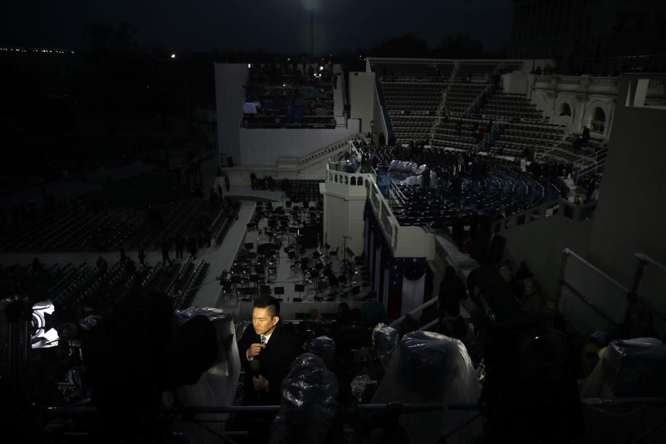 <p>Members of the media report from the West Front of the U.S. Capitol on January 20, 2017 in Washington, DC. (Photo: Drew Angerer/Getty Images) </p>