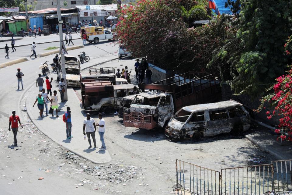 2024年3月5日，海地首都太子港警局外的車輛被燒毀。路透社