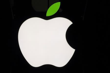 A view of the Apple logo on the flagship store on 5th Avenue in New York April 22, 2015. REUTERS/Brendan McDermid