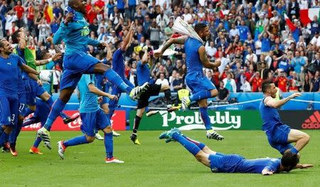 Football Soccer - Italy v Spain - EURO 2016 - Round of 16 - Stade de France, Saint-Denis near Paris, France - 27/6/16. Italy players celebrate after the game. REUTERS/Christian Hartmann/Livepic/Files