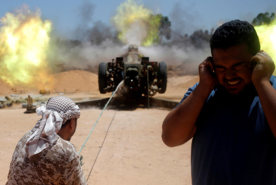 Libyan forces fire artillery towards Islamic State fighters