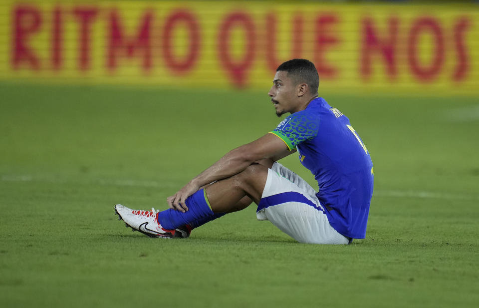 André, de la selección brasileña, se lamenta tras la derrota ante Colombia en un partido de la eliminatoria mundialista efectuado en Barranquilla, el jueves 16 de noviembre de 2023 (AP Foto/Ricardo Mazalán)