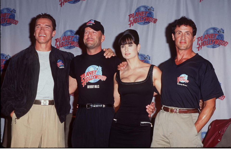 <p>Amoureux à la ville et parfois à l’écran, notamment dans Pensées mortelles, Bruce Willis et Demi Moore sont également associés professionnels. En 1991, ils se lancent aux côtés d’autres stars, comme Sylvester Stallone et Arnold Schwarzenegger, dans le business de la restauration. Ils ouvrent ensemble Planet Hollywood, une chaîne internationale de restaurants sur le thème du cinéma. </p>