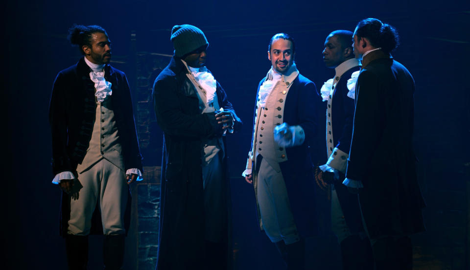 En esta imagen proporcionada por Disney Plus, de izquierda a derecha, Daveed Diggs, Okieriete Onaodowan, Lin-Manuel Miranda, Leslie Odom Jr. y Anthony Ramos en una versión filmada de la producción original de Broadway de "Hamilton". (Disney Plus via AP)