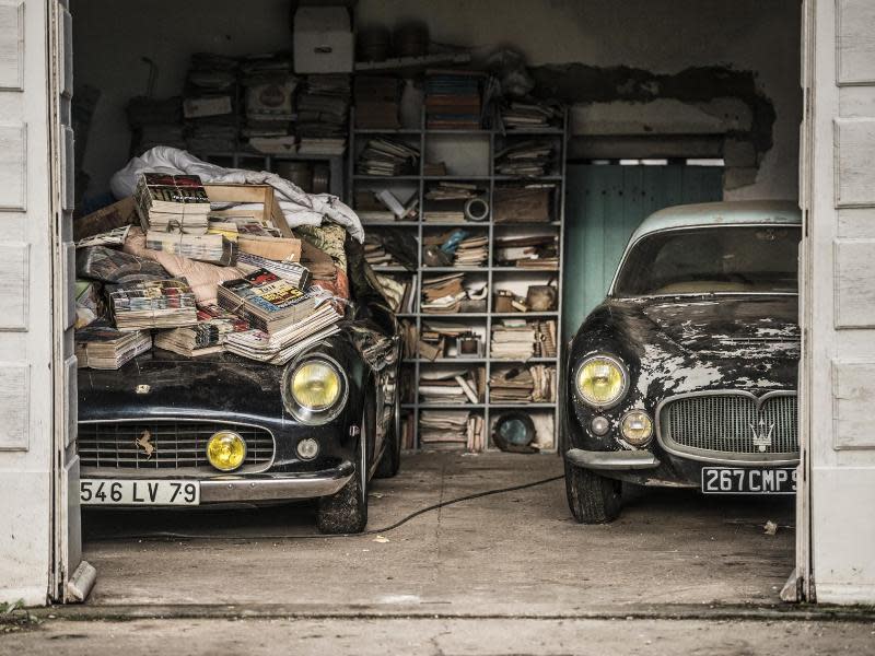 Ein Ferrari 250 GT California SWB (l.) und ein Maserati A6G 2000 Berlinetta Grand Sport Frua in einer Scheune in Frankreich. Foto: Artcurial