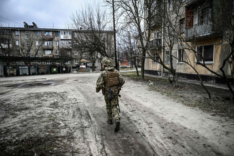 Un soldado del ejército ucraniano camina por la localidad de Schastia, cerca de la ciudad de Lugansk, en el este de Ucrania