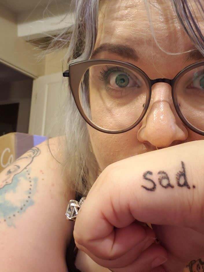 Jess y su amiga Dese'Rae L. Stage se tatuaron la palabra “triste”. Ambas trabajan en la prevención del suicidio y son sobrevivientes de intentos de suicidio.