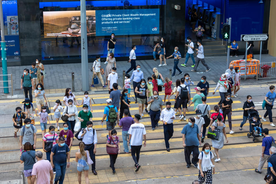 有機構對香港逾千名百萬富翁進行了調查，發現他們認為中產需要有590萬流動資產才叫達到入場門檻。