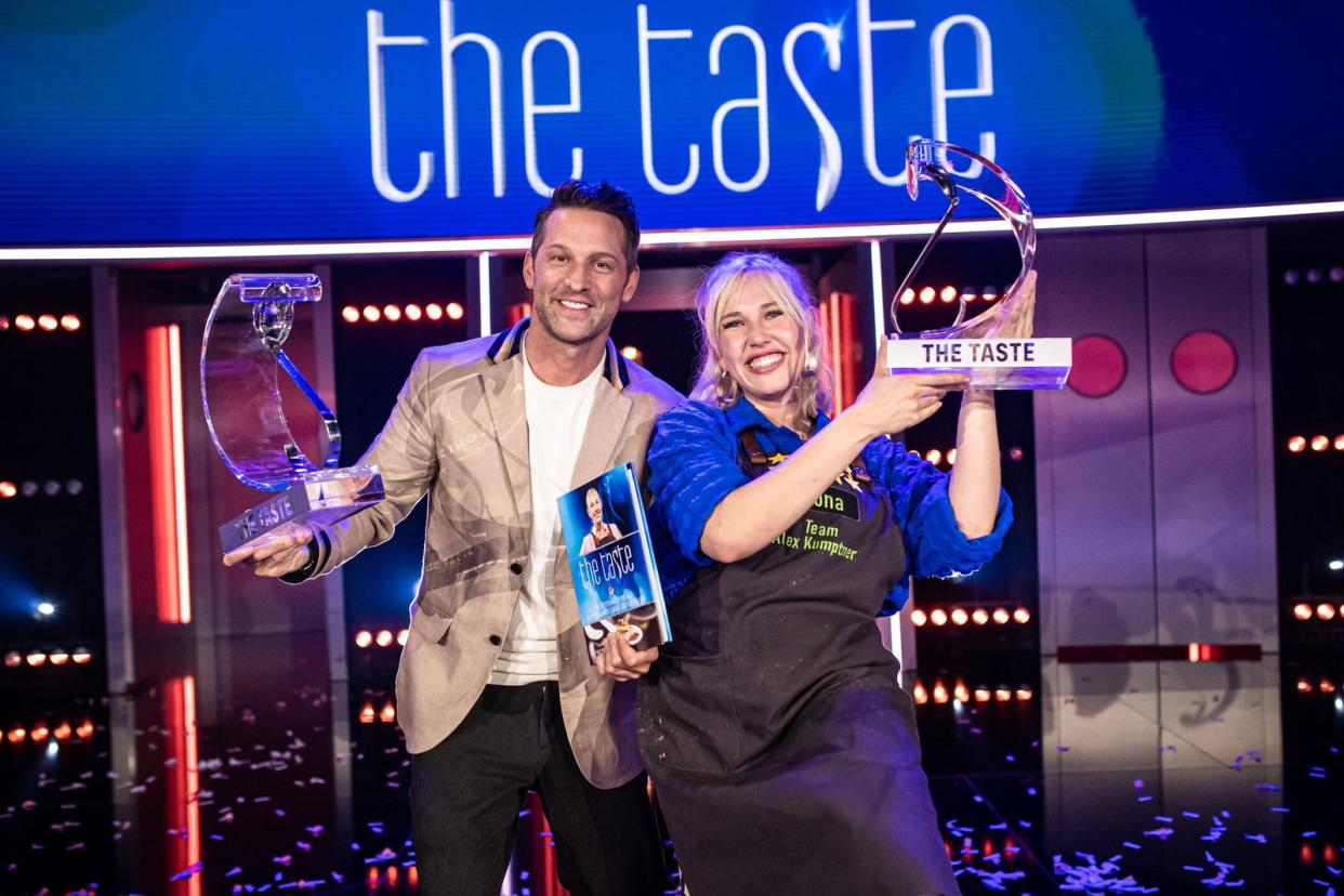 Mona (24) gewinnt die zwöflte Staffel von "The Taste" - und Alexander Kumptner ist nach 2020 mal wieder Sieger-Coach. (Bild: SAT.1/Benedikt Müller)