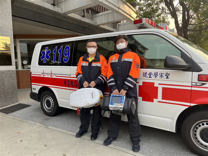 救護員楊子俊說當下男子出現無效呼吸，索性男子的表弟第一時間採用CPR救回一命。（圖／翻攝畫面）