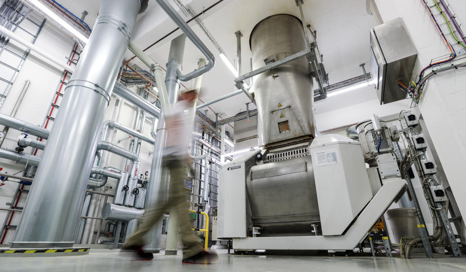 A miller from Rubinmühle Vogtland GmbH monitors a flaking roller mill for the production of oat flakes in the oat mill. Saxony's largest oat mill is expanding its location in Plauen with an investment of millions. The demand for oat products of all kinds is steadily increasing, thanks to oats as substitute milk and muesli products. The mill will produce 40,000 tons of oat products annually. Now another four million euros are to be spent on the expansion. Photo: Jan Woitas/dpa-Zentralbild/dpa (Photo by Jan Woitas/picture alliance via Getty Images)