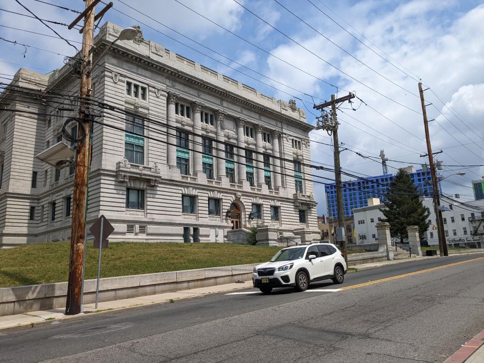 <p>A picture from the Pixel 6a's camera, featuring a building behind a road in daytime.</p>
