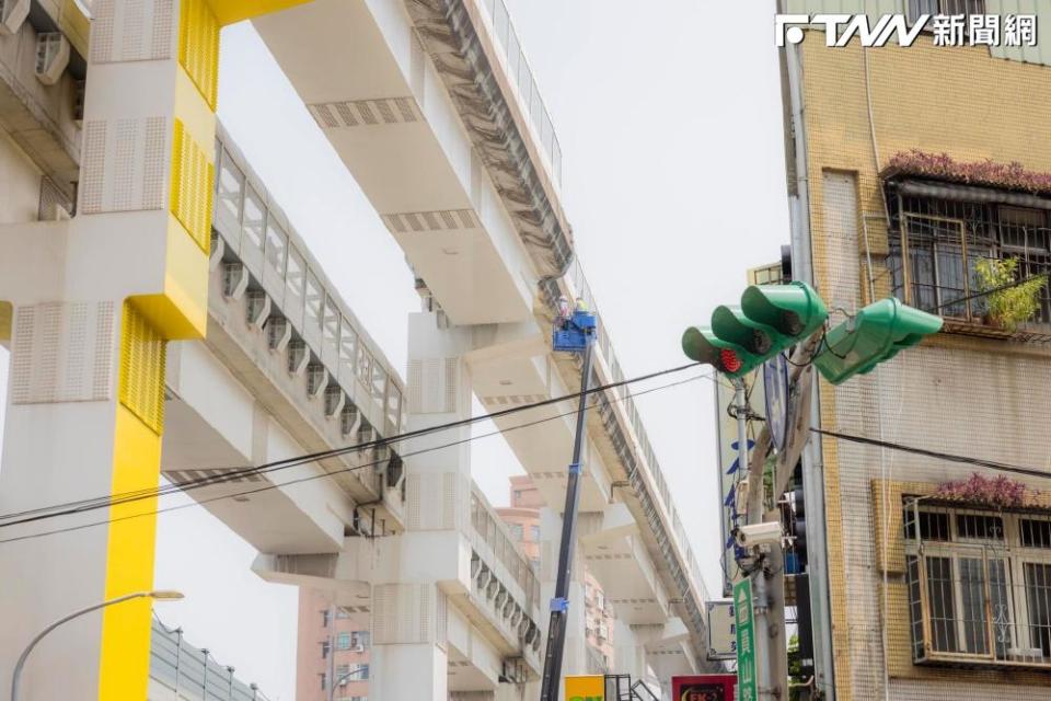 捷運環狀線尚未完成修復，新北市府開行接駁車，但沒停到十四張站，讓安坑輕軌沿線居民抗議宛如「孤兒」。（圖／侯友宜臉書）