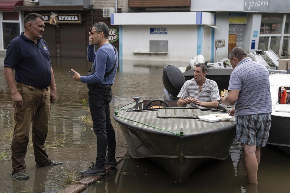 El voluntario Valerii Lobitsky fuma un cigarrillo sentado en un bote tras evacuar a civiles de la orilla oeste del río Dniéper, ocupada por Rusia, en Jersón, Ucrania, el 10 de junio de 2023. Lobitskyi contó que los bombardeos suelen abortar las misiones. Le han disparado una vez y en otra ocasión tuvo que cancelar una misión para sacar a una anciana tras encontrarse con un barco ruso. (AP Foto/Evgeniy Maloletka)