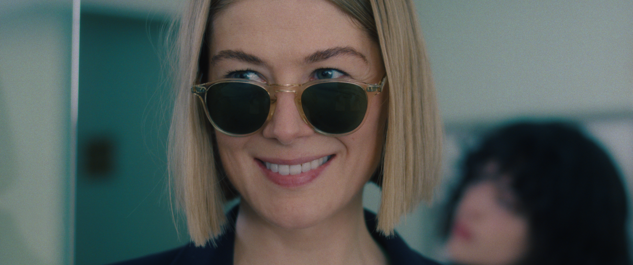 Rosamund Pike Is the Super Hot Villain We Deserve - I Care a Lot