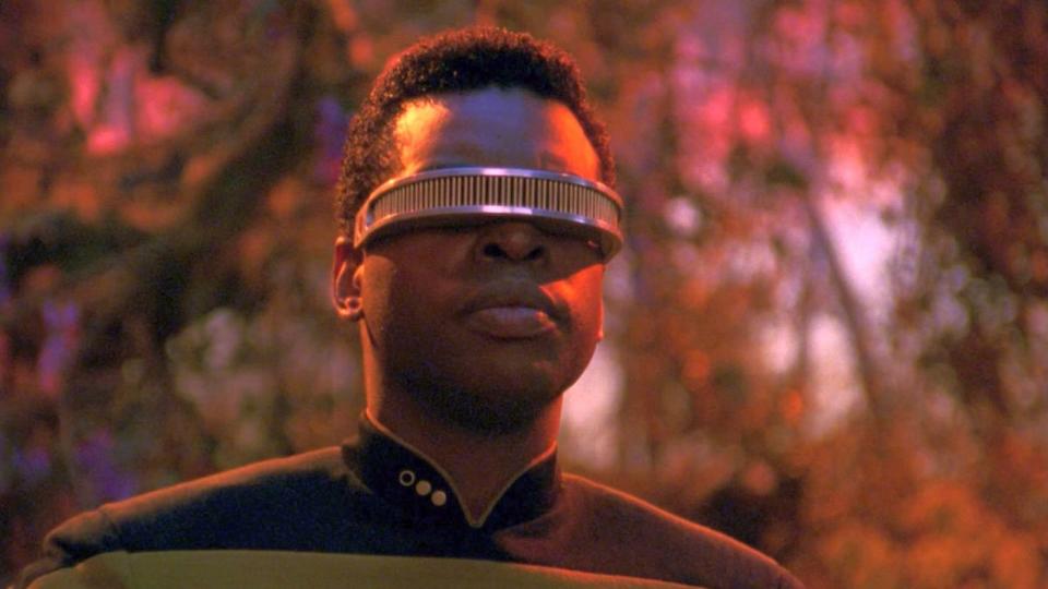 Das Accessoire, das er stets trug, machte ihn unverkennbar: Um sehen zu können, trug der blinde Chefingenieur Geordi La Forge, gespielt von LeVar Burton, in "Raumschiff Enterprise - Das nächste Jahrhundert" einen Visor vor Augen. (Bild: Paramount)