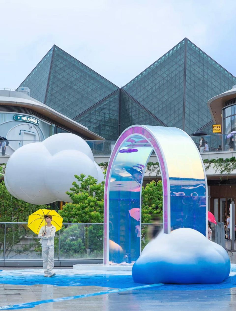 Shenzhen New Shopping Mall｜Universiade World, the new landmark in Longgang District, opens!Introducing more than 200 brands/giant white cloud art check-in space/kissing sika deer + black swan