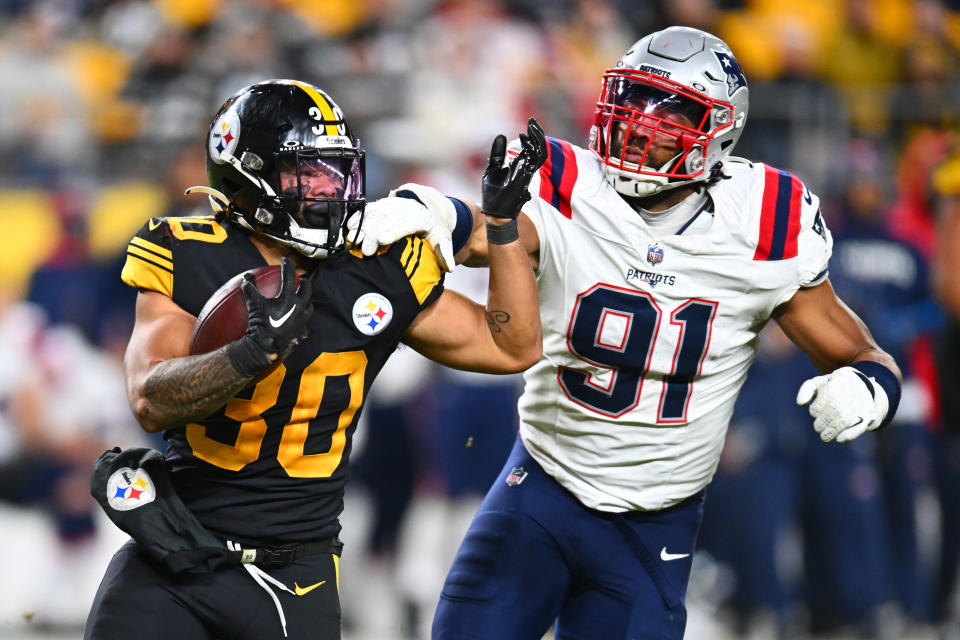 PITTSBURGH, PENNSYLVANIA - DECEMBER 07: Jaylen Warren #30 of the Pittsburgh Steelers breaks a tackle by Deatrich Wise Jr. #91 of the New England Patriots during the third quarter at Acrisure Stadium on December 07, 2023 in Pittsburgh, Pennsylvania. (Photo by Joe Sargent/Getty Images)