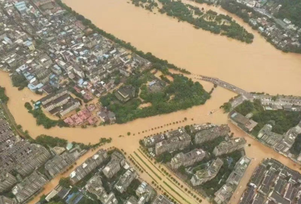 桂林遭遇超30年一遇洪災，有網友在微博上分享無人機空拍圖（圖／翻攝自微博）