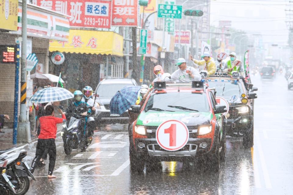 林佳龍偕同新北市議員候選人賴秋媚、李宇翔、陳啟能、顏尉慈進行車隊掃街，在立委林淑芬、議員李坤城陪同之下，冒雨車隊掃街。   圖：林佳龍競辦提供