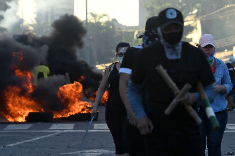 Manifestantes prenden fuego neumáticos durante las protestas en Santa Cruz