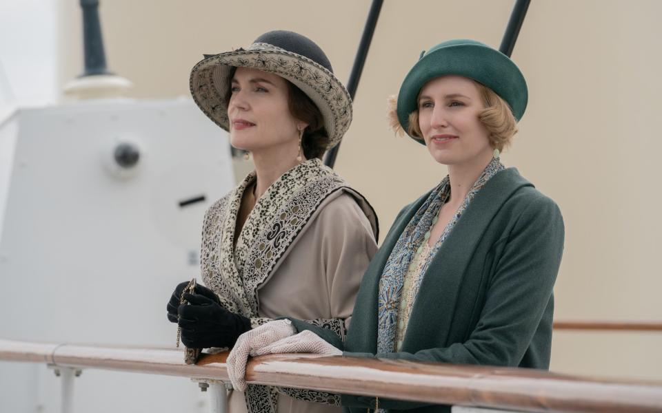 Elizabeth McGovern stars as Cora Grantham and Laura Carmichael as Lady Edith Hexham - Ben Blackall / FOCUS FEATURES