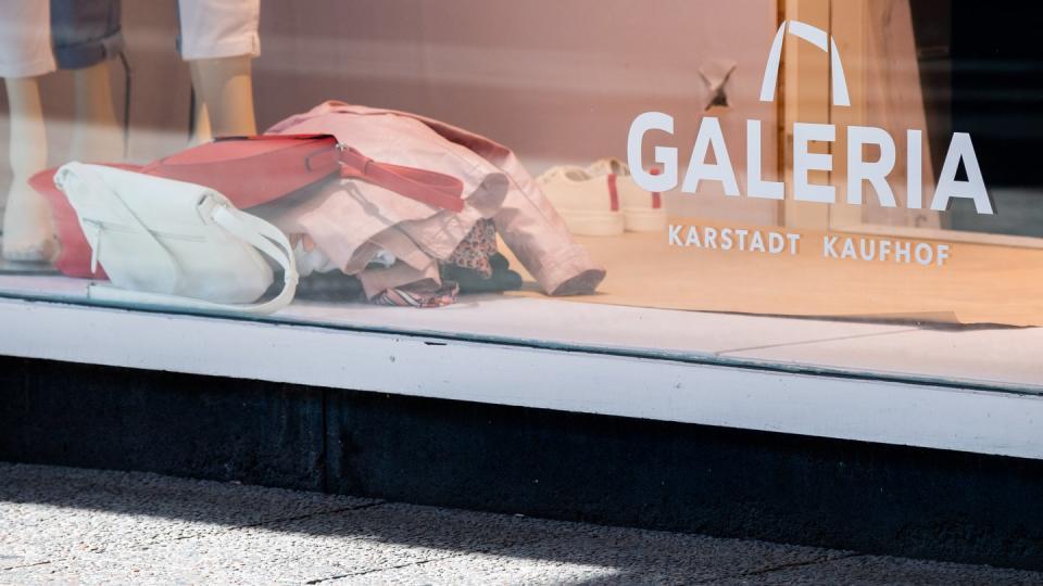 Galeria Karstadt Kaufhof will bis zu 80 der 170 Filialen schließen.