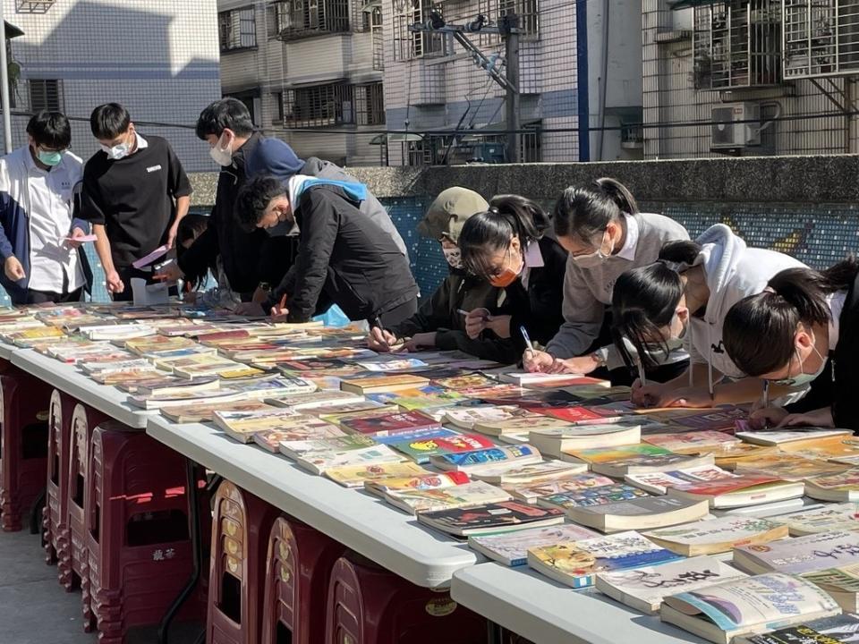 《圖說》活動以二手書市集為主題，與社區居民共同努力，推廣節能減碳。