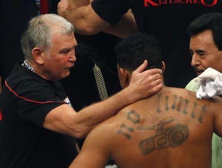 Fritz Sdunek, former coach of WBC heavyweight world boxing champion Vitali Klitschko, comforts Odlanier Solis of Cuba after Solis' fight against Klitschko in Cologne March 19, 2011. REUTERS/Ralph Orlowski