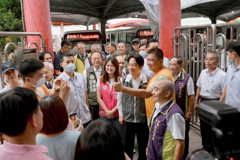 <cite>民進黨總統參選人賴清德今（27）日前往新店太平宮參香，祈求台灣國泰民安、風調雨順。（賴清德競選辦公室提供）</cite>