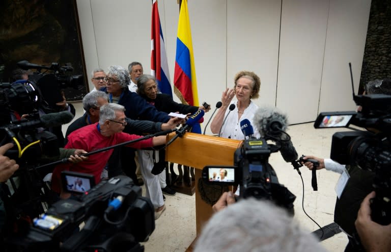 Vera Grabe, representante del gobierno colombiano, habla ante la prensa tras firmar un acuerdo de extensión del alto el fuego, el 6 de febrero de 2024 en La Habana (Yamil Lage)