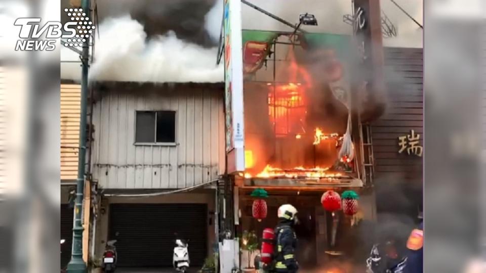 台中中華夜市今晨發生火警，火勢延燒多間店面。(圖／TVBS)