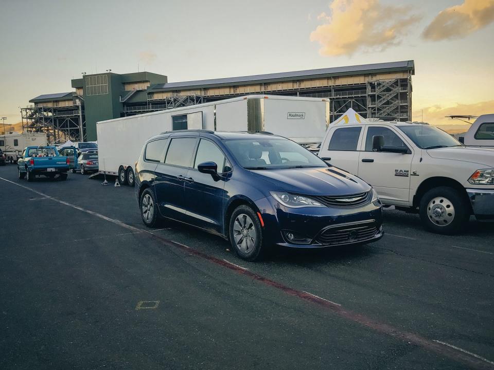 <p>2018 Chrysler Pacifica hybrid</p>