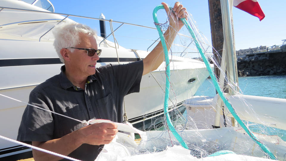 Mads Peter Heide-Jorgesen, a Danish biologist, shows a lightweight net that would be used to capture vaquitas. (Photo by Sandra Dibble/San Diego Union-Tribune)