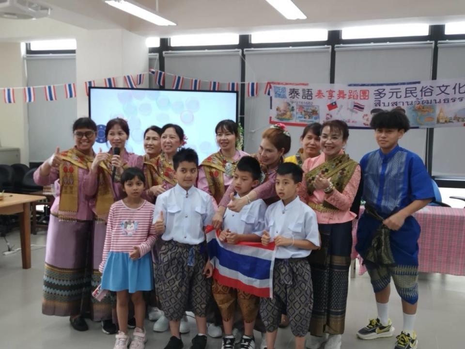 「泰享多元民俗舞蹈文化團」成果發表 展現東南亞文化魅力，圖為團員與孩子們合照/中興國小提供